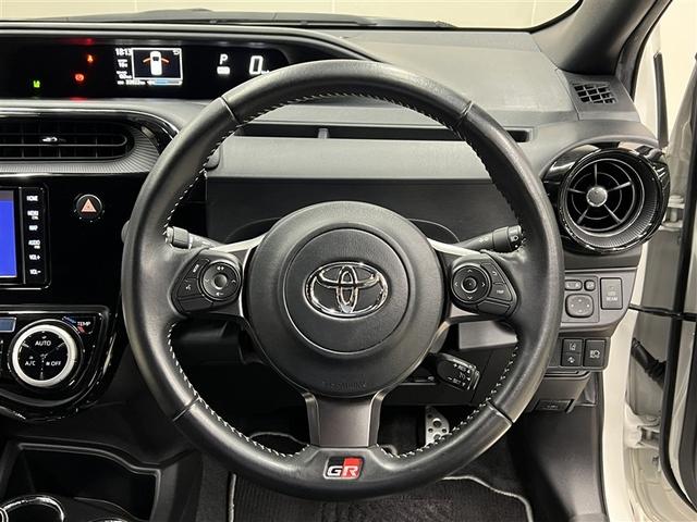 【ステアリングリモコン】ステアリング（ハンドル）から手を放すことなく各種スイッチで簡単に操作できます。