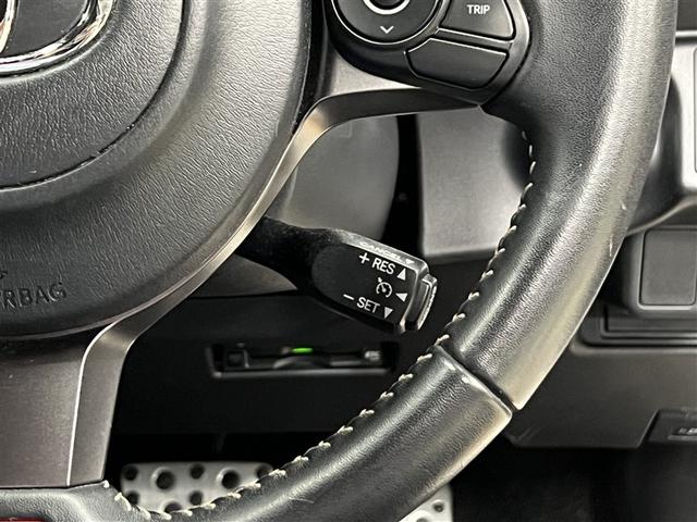 【クルーズコントロール】こちらを操作いただくことで、車は一定速度を維持したまま走行し続けます　ブレーキ操作やスイッチを切ることで通常走行に戻ります