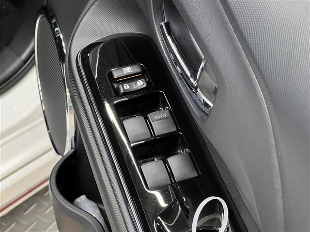 【パワーウィンドウ集中スイッチ】運転席のパワーウィンドスイッチ位置には運転以外の窓の開閉・ロック機能も付いています