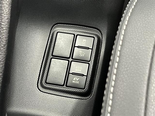 【ｅｃｏモード・ＥＶモード切替スイッチ】燃費を重視した【ｅｃｏモード】や夜間や早朝・住宅街などでご使用いただくことが多い【ＥＶモード】に切り替えるときには運転席横のスイッチを使用します