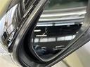 【ブラインドスポットモニター】隣を走る車両をレーダーで検知し、インジケーターを点灯。またウインカーを出した場合にはインジケーターも点滅させて注意を促します