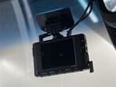 【ドライブレコーダー】最近では事故時の証拠などにも用いられようになったドライブレコーダーです 視界の邪魔にならないよう取付されております