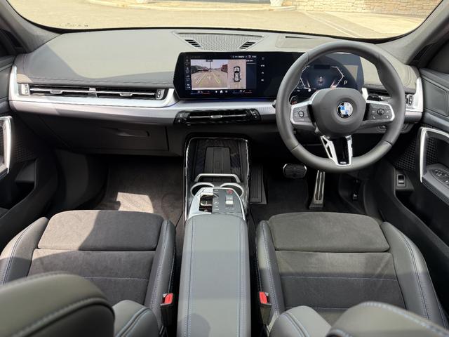 Ｘ１ ｘＤｒｉｖｅ　２０ｄ　Ｍスポーツ　パノラマガラスサンルーフ　テクノロジーＰＫＧ　ドライビングアシストプロ　ヘッドアップディスプレイ　ブラックハーフレザーＭＰシートＨ　ＢＭＷライブコックピット　３６０°カメラ　ワイヤレスチャージ（2枚目）