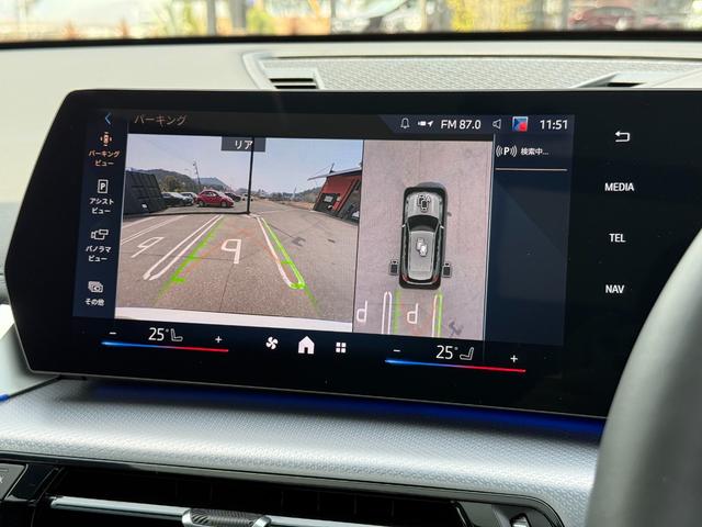 Ｘ１ ｘＤｒｉｖｅ　２０ｄ　Ｍスポーツ　パノラマガラスサンルーフ　テクノロジーＰＫＧ　ドライビングアシストプロ　ヘッドアップディスプレイ　ブラックハーフレザーＭＰシートＨ　ＢＭＷライブコックピット　３６０°カメラ　ワイヤレスチャージ（13枚目）
