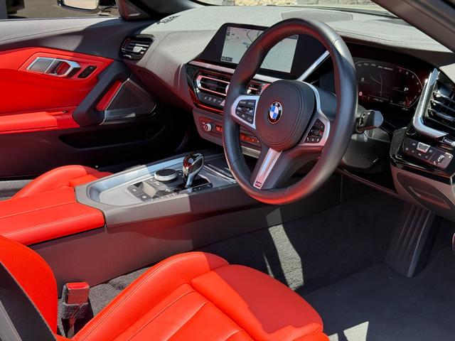 Ｚ４ Ｍ４０ｉ　マットラッピングフィルム　マグマレッドレザーＭＰシートＨ　１９インチＭライトＡＷ　ハーマンカードンリアカメラ＆アクティブパークアシスト　ドラレコ　アダプティプＬＥＤライト　ＨＵＤ　ライブコックピット（10枚目）