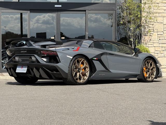 アヴェンタドール ＳＶＪロードスター　アドペルソナム　レイリオンブロンズカラー鍛造２０／２１インチホイール　オレンジキャリパー　ポリカーボネートエンジンカバー　ブラックサススプリング　サスペンションリフター　マットカーボンミラーハウジング（3枚目）