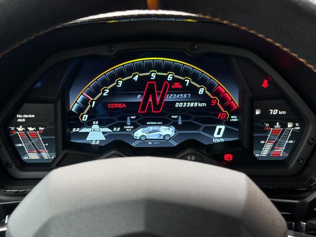 アヴェンタドール ＳＶＪロードスター　アドペルソナム　レイリオンブロンズカラー鍛造２０／２１インチホイール　オレンジキャリパー　ポリカーボネートエンジンカバー　ブラックサススプリング　サスペンションリフター　マットカーボンミラーハウジング（4枚目）