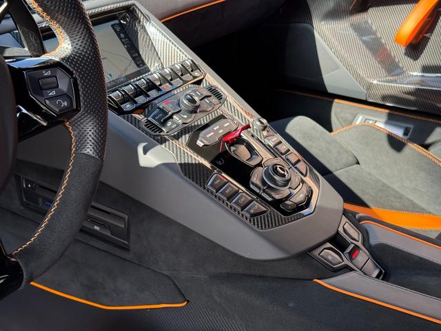 アヴェンタドール ＳＶＪロードスター　アドペルソナム　レイリオンブロンズカラー鍛造２０／２１インチホイール　オレンジキャリパー　ポリカーボネートエンジンカバー　ブラックサススプリング　サスペンションリフター　マットカーボンミラーハウジング（11枚目）