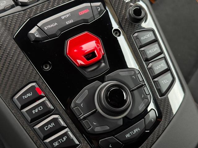 アヴェンタドール ＳＶＪロードスター　アドペルソナム　レイリオンブロンズカラー鍛造２０／２１インチホイール　オレンジキャリパー　ポリカーボネートエンジンカバー　ブラックサススプリング　サスペンションリフター　マットカーボンミラーハウジング（16枚目）