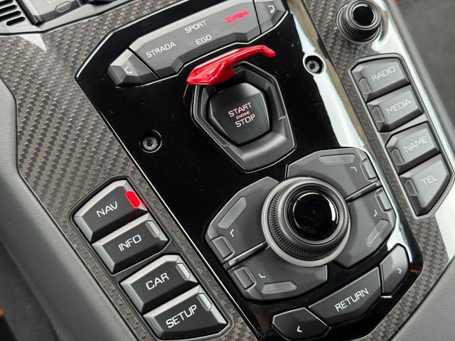 アヴェンタドール ＳＶＪロードスター　アドペルソナム　レイリオンブロンズカラー鍛造２０／２１インチホイール　オレンジキャリパー　ポリカーボネートエンジンカバー　ブラックサススプリング　サスペンションリフター　マットカーボンミラーハウジング（17枚目）