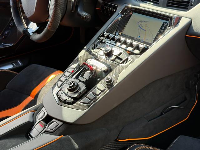 アヴェンタドール ＳＶＪロードスター　アドペルソナム　レイリオンブロンズカラー鍛造２０／２１インチホイール　オレンジキャリパー　ポリカーボネートエンジンカバー　ブラックサススプリング　サスペンションリフター　マットカーボンミラーハウジング（25枚目）