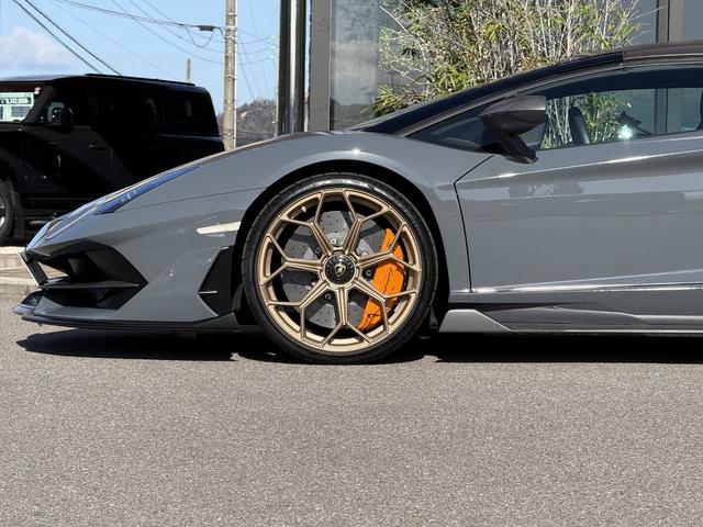 アヴェンタドール ＳＶＪロードスター　アドペルソナム　レイリオンブロンズカラー鍛造２０／２１インチホイール　オレンジキャリパー　ポリカーボネートエンジンカバー　ブラックサススプリング　サスペンションリフター　マットカーボンミラーハウジング（40枚目）