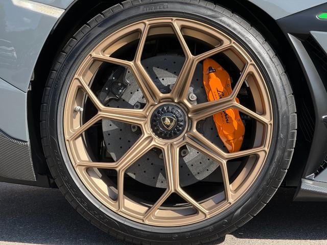 アヴェンタドール ＳＶＪロードスター　アドペルソナム　レイリオンブロンズカラー鍛造２０／２１インチホイール　オレンジキャリパー　ポリカーボネートエンジンカバー　ブラックサススプリング　サスペンションリフター　マットカーボンミラーハウジング（72枚目）