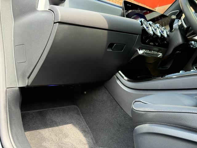 ＣＬＡクラス ＣＬＡ２００ｄ　ＡＭＧレザーエクスクルーシブパッケジ　ＡＭＧレザーＥＸ＆アドバンスドＰＫＧ　パノラマガラスＳＲ　ブラックレザーＭＰシートＨ　ヘッドアップディスプレイ　３６０°カメラ　ブルメスター　アンビエントライト　１９インチＡＷ　マルチビームＬＥＤ（26枚目）