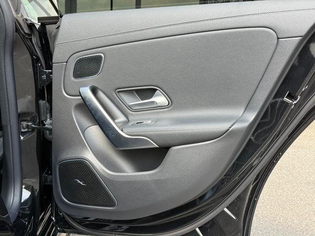 ＣＬＡクラス ＣＬＡ２００ｄ　ＡＭＧレザーエクスクルーシブパッケジ　ＡＭＧレザーＥＸ＆アドバンスドＰＫＧ　パノラマガラスＳＲ　ブラックレザーＭＰシートＨ　ヘッドアップディスプレイ　３６０°カメラ　ブルメスター　アンビエントライト　１９インチＡＷ　マルチビームＬＥＤ（37枚目）