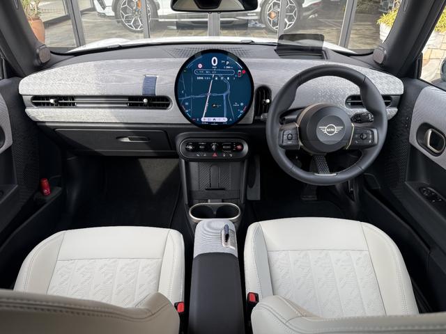 ＭＩＮＩ クーパーＣ　エッセンシャル・トリム　フェイバードトリム　Ｍパッケージ　ＯＰ１８インチＡＷ　ベスキンベージュスポーツシート・ＭＰシートヒーター　ステアリングヒーター　アダプティプＬＥＤライト　リアカメラ　前後ＰＤＣ　インテリセーフ（2枚目）