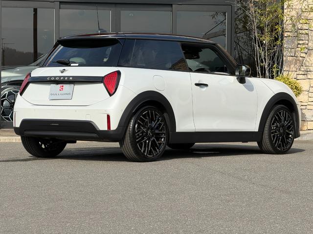 ＭＩＮＩ クーパーＣ　エッセンシャル・トリム　フェイバードトリム　Ｍパッケージ　ＯＰ１８インチＡＷ　ベスキンベージュスポーツシート・ＭＰシートヒーター　ステアリングヒーター　アダプティプＬＥＤライト　リアカメラ　前後ＰＤＣ　インテリセーフ（3枚目）