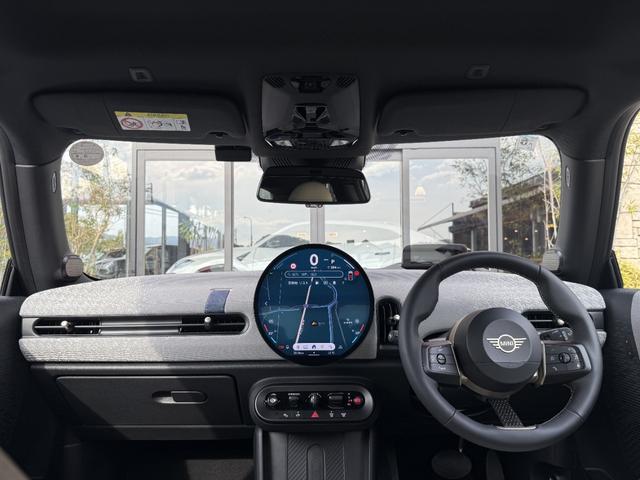 ＭＩＮＩ クーパーＣ　エッセンシャル・トリム　フェイバードトリム　Ｍパッケージ　ＯＰ１８インチＡＷ　ベスキンベージュスポーツシート・ＭＰシートヒーター　ステアリングヒーター　アダプティプＬＥＤライト　リアカメラ　前後ＰＤＣ　インテリセーフ（5枚目）