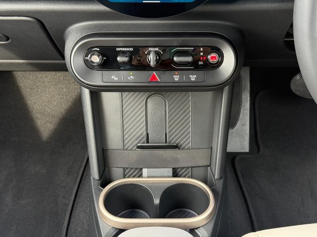 ＭＩＮＩ クーパーＣ　エッセンシャル・トリム　フェイバードトリム　Ｍパッケージ　ＯＰ１８インチＡＷ　ベスキンベージュスポーツシート・ＭＰシートヒーター　ステアリングヒーター　アダプティプＬＥＤライト　リアカメラ　前後ＰＤＣ　インテリセーフ（7枚目）