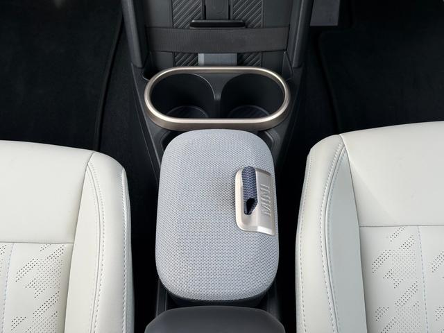 ＭＩＮＩ クーパーＣ　エッセンシャル・トリム　フェイバードトリム　Ｍパッケージ　ＯＰ１８インチＡＷ　ベスキンベージュスポーツシート・ＭＰシートヒーター　ステアリングヒーター　アダプティプＬＥＤライト　リアカメラ　前後ＰＤＣ　インテリセーフ（11枚目）