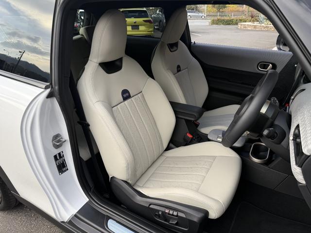 ＭＩＮＩ クーパーＣ　エッセンシャル・トリム　フェイバードトリム　Ｍパッケージ　ＯＰ１８インチＡＷ　ベスキンベージュスポーツシート・ＭＰシートヒーター　ステアリングヒーター　アダプティプＬＥＤライト　リアカメラ　前後ＰＤＣ　インテリセーフ（12枚目）