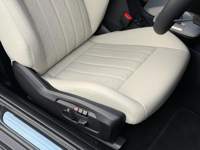 ＭＩＮＩ クーパーＣ　エッセンシャル・トリム　フェイバードトリム　Ｍパッケージ　ＯＰ１８インチＡＷ　ベスキンベージュスポーツシート・ＭＰシートヒーター　ステアリングヒーター　アダプティプＬＥＤライト　リアカメラ　前後ＰＤＣ　インテリセーフ（13枚目）