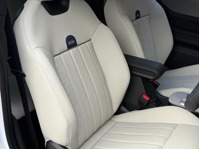 ＭＩＮＩ クーパーＣ　エッセンシャル・トリム　フェイバードトリム　Ｍパッケージ　ＯＰ１８インチＡＷ　ベスキンベージュスポーツシート・ＭＰシートヒーター　ステアリングヒーター　アダプティプＬＥＤライト　リアカメラ　前後ＰＤＣ　インテリセーフ（14枚目）