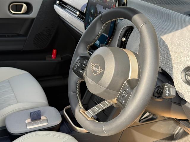 ＭＩＮＩ クーパーＣ　エッセンシャル・トリム　フェイバードトリム　Ｍパッケージ　ＯＰ１８インチＡＷ　ベスキンベージュスポーツシート・ＭＰシートヒーター　ステアリングヒーター　アダプティプＬＥＤライト　リアカメラ　前後ＰＤＣ　インテリセーフ（16枚目）