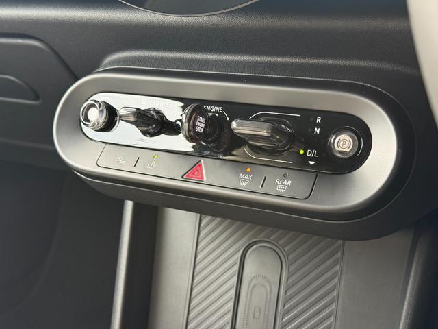 ＭＩＮＩ クーパーＣ　エッセンシャル・トリム　フェイバードトリム　Ｍパッケージ　ＯＰ１８インチＡＷ　ベスキンベージュスポーツシート・ＭＰシートヒーター　ステアリングヒーター　アダプティプＬＥＤライト　リアカメラ　前後ＰＤＣ　インテリセーフ（17枚目）