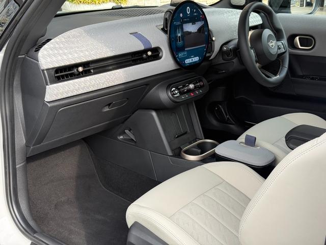 ＭＩＮＩ クーパーＣ　エッセンシャル・トリム　フェイバードトリム　Ｍパッケージ　ＯＰ１８インチＡＷ　ベスキンベージュスポーツシート・ＭＰシートヒーター　ステアリングヒーター　アダプティプＬＥＤライト　リアカメラ　前後ＰＤＣ　インテリセーフ（27枚目）