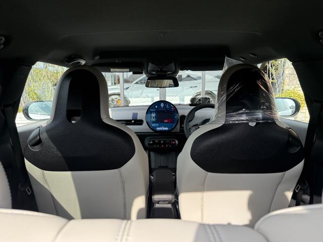 ＭＩＮＩ クーパーＣ　エッセンシャル・トリム　フェイバードトリム　Ｍパッケージ　ＯＰ１８インチＡＷ　ベスキンベージュスポーツシート・ＭＰシートヒーター　ステアリングヒーター　アダプティプＬＥＤライト　リアカメラ　前後ＰＤＣ　インテリセーフ（35枚目）