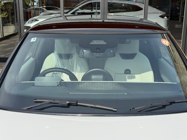 ＭＩＮＩ クーパーＣ　エッセンシャル・トリム　フェイバードトリム　Ｍパッケージ　ＯＰ１８インチＡＷ　ベスキンベージュスポーツシート・ＭＰシートヒーター　ステアリングヒーター　アダプティプＬＥＤライト　リアカメラ　前後ＰＤＣ　インテリセーフ（41枚目）