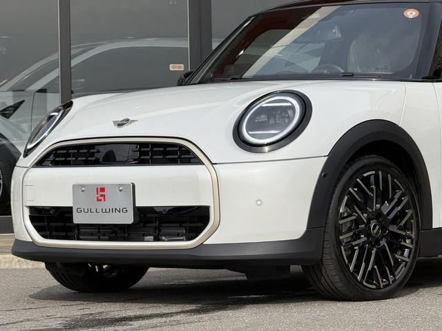 ＭＩＮＩ クーパーＣ　エッセンシャル・トリム　フェイバードトリム　Ｍパッケージ　ＯＰ１８インチＡＷ　ベスキンベージュスポーツシート・ＭＰシートヒーター　ステアリングヒーター　アダプティプＬＥＤライト　リアカメラ　前後ＰＤＣ　インテリセーフ（44枚目）