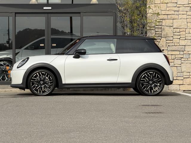 ＭＩＮＩ クーパーＣ　エッセンシャル・トリム　フェイバードトリム　Ｍパッケージ　ＯＰ１８インチＡＷ　ベスキンベージュスポーツシート・ＭＰシートヒーター　ステアリングヒーター　アダプティプＬＥＤライト　リアカメラ　前後ＰＤＣ　インテリセーフ（50枚目）