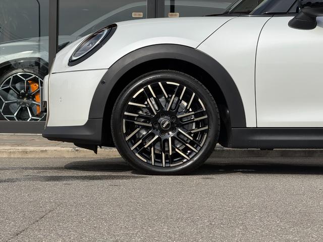 ＭＩＮＩ クーパーＣ　エッセンシャル・トリム　フェイバードトリム　Ｍパッケージ　ＯＰ１８インチＡＷ　ベスキンベージュスポーツシート・ＭＰシートヒーター　ステアリングヒーター　アダプティプＬＥＤライト　リアカメラ　前後ＰＤＣ　インテリセーフ（51枚目）