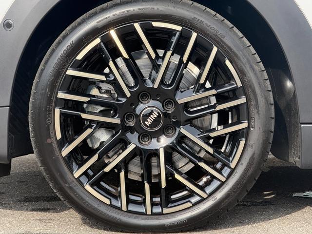 ＭＩＮＩ クーパーＣ　エッセンシャル・トリム　フェイバードトリム　Ｍパッケージ　ＯＰ１８インチＡＷ　ベスキンベージュスポーツシート・ＭＰシートヒーター　ステアリングヒーター　アダプティプＬＥＤライト　リアカメラ　前後ＰＤＣ　インテリセーフ（52枚目）