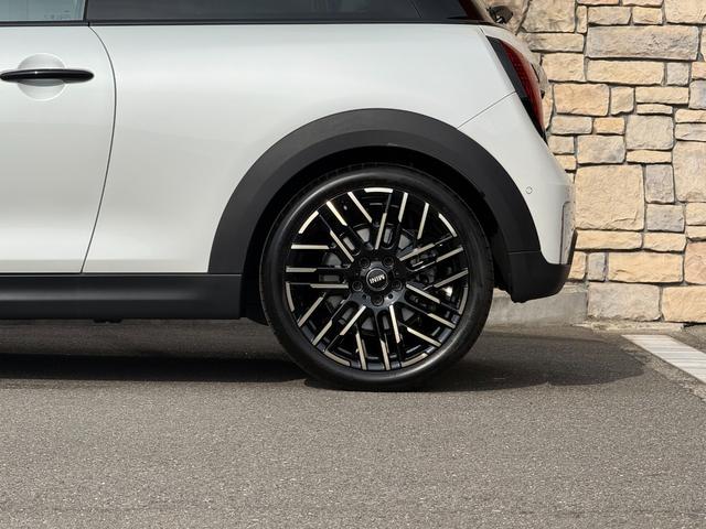 ＭＩＮＩ クーパーＣ　エッセンシャル・トリム　フェイバードトリム　Ｍパッケージ　ＯＰ１８インチＡＷ　ベスキンベージュスポーツシート・ＭＰシートヒーター　ステアリングヒーター　アダプティプＬＥＤライト　リアカメラ　前後ＰＤＣ　インテリセーフ（53枚目）