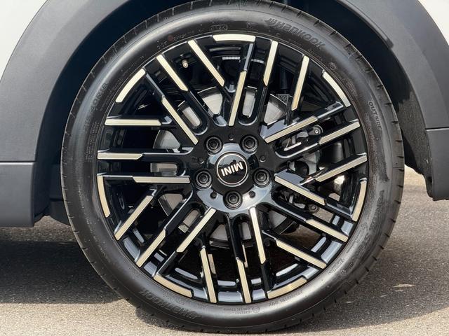 ＭＩＮＩ クーパーＣ　エッセンシャル・トリム　フェイバードトリム　Ｍパッケージ　ＯＰ１８インチＡＷ　ベスキンベージュスポーツシート・ＭＰシートヒーター　ステアリングヒーター　アダプティプＬＥＤライト　リアカメラ　前後ＰＤＣ　インテリセーフ（54枚目）