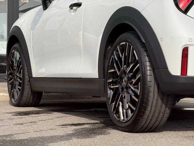 ＭＩＮＩ クーパーＣ　エッセンシャル・トリム　フェイバードトリム　Ｍパッケージ　ＯＰ１８インチＡＷ　ベスキンベージュスポーツシート・ＭＰシートヒーター　ステアリングヒーター　アダプティプＬＥＤライト　リアカメラ　前後ＰＤＣ　インテリセーフ（55枚目）