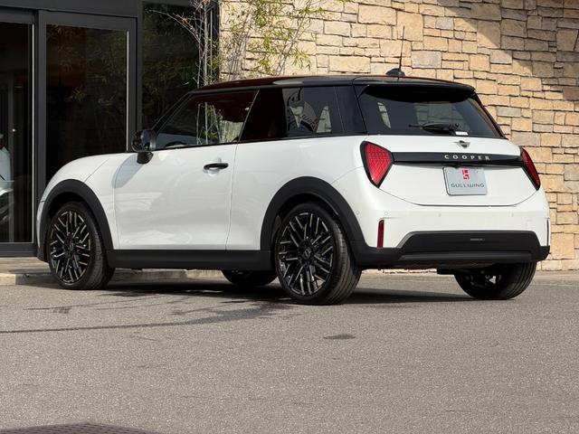 ＭＩＮＩ クーパーＣ　エッセンシャル・トリム　フェイバードトリム　Ｍパッケージ　ＯＰ１８インチＡＷ　ベスキンベージュスポーツシート・ＭＰシートヒーター　ステアリングヒーター　アダプティプＬＥＤライト　リアカメラ　前後ＰＤＣ　インテリセーフ（56枚目）