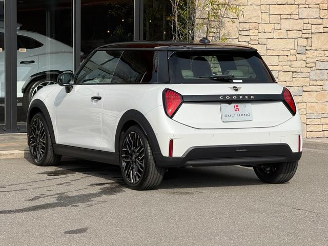 ＭＩＮＩ クーパーＣ　エッセンシャル・トリム　フェイバードトリム　Ｍパッケージ　ＯＰ１８インチＡＷ　ベスキンベージュスポーツシート・ＭＰシートヒーター　ステアリングヒーター　アダプティプＬＥＤライト　リアカメラ　前後ＰＤＣ　インテリセーフ（57枚目）