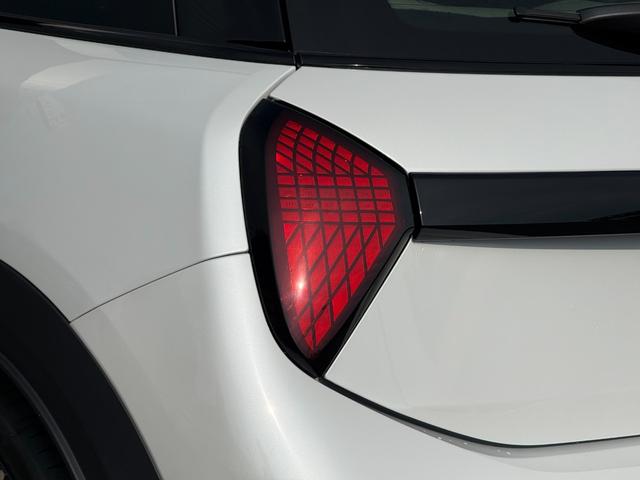 ＭＩＮＩ クーパーＣ　エッセンシャル・トリム　フェイバードトリム　Ｍパッケージ　ＯＰ１８インチＡＷ　ベスキンベージュスポーツシート・ＭＰシートヒーター　ステアリングヒーター　アダプティプＬＥＤライト　リアカメラ　前後ＰＤＣ　インテリセーフ（60枚目）