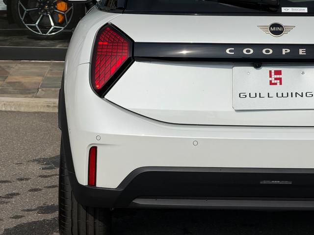 ＭＩＮＩ クーパーＣ　エッセンシャル・トリム　フェイバードトリム　Ｍパッケージ　ＯＰ１８インチＡＷ　ベスキンベージュスポーツシート・ＭＰシートヒーター　ステアリングヒーター　アダプティプＬＥＤライト　リアカメラ　前後ＰＤＣ　インテリセーフ（64枚目）