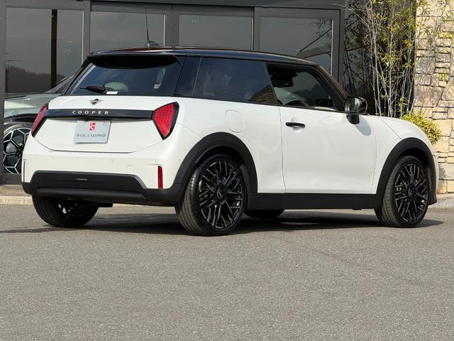 ＭＩＮＩ クーパーＣ　エッセンシャル・トリム　フェイバードトリム　Ｍパッケージ　ＯＰ１８インチＡＷ　ベスキンベージュスポーツシート・ＭＰシートヒーター　ステアリングヒーター　アダプティプＬＥＤライト　リアカメラ　前後ＰＤＣ　インテリセーフ（69枚目）