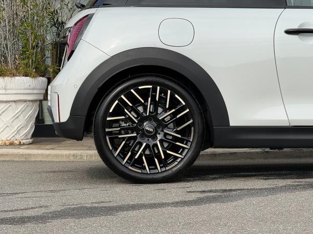 ＭＩＮＩ クーパーＣ　エッセンシャル・トリム　フェイバードトリム　Ｍパッケージ　ＯＰ１８インチＡＷ　ベスキンベージュスポーツシート・ＭＰシートヒーター　ステアリングヒーター　アダプティプＬＥＤライト　リアカメラ　前後ＰＤＣ　インテリセーフ（71枚目）