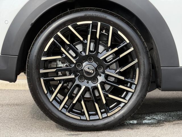 ＭＩＮＩ クーパーＣ　エッセンシャル・トリム　フェイバードトリム　Ｍパッケージ　ＯＰ１８インチＡＷ　ベスキンベージュスポーツシート・ＭＰシートヒーター　ステアリングヒーター　アダプティプＬＥＤライト　リアカメラ　前後ＰＤＣ　インテリセーフ（72枚目）