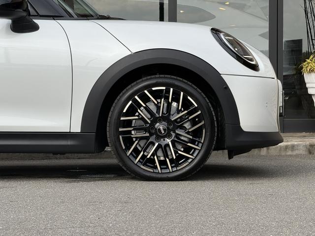 ＭＩＮＩ クーパーＣ　エッセンシャル・トリム　フェイバードトリム　Ｍパッケージ　ＯＰ１８インチＡＷ　ベスキンベージュスポーツシート・ＭＰシートヒーター　ステアリングヒーター　アダプティプＬＥＤライト　リアカメラ　前後ＰＤＣ　インテリセーフ（73枚目）