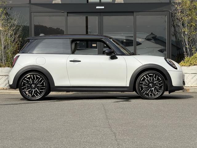 ＭＩＮＩ クーパーＣ　エッセンシャル・トリム　フェイバードトリム　Ｍパッケージ　ＯＰ１８インチＡＷ　ベスキンベージュスポーツシート・ＭＰシートヒーター　ステアリングヒーター　アダプティプＬＥＤライト　リアカメラ　前後ＰＤＣ　インテリセーフ（75枚目）