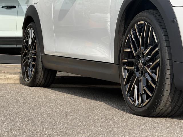 ＭＩＮＩ クーパーＣ　エッセンシャル・トリム　フェイバードトリム　Ｍパッケージ　ＯＰ１８インチＡＷ　ベスキンベージュスポーツシート・ＭＰシートヒーター　ステアリングヒーター　アダプティプＬＥＤライト　リアカメラ　前後ＰＤＣ　インテリセーフ（76枚目）