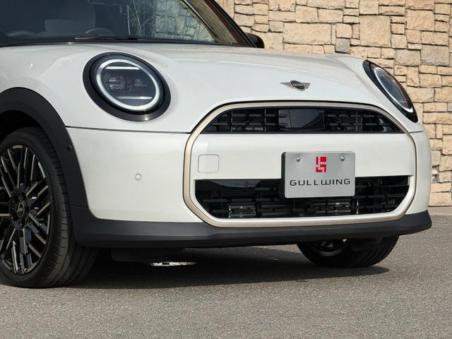 ＭＩＮＩ クーパーＣ　エッセンシャル・トリム　フェイバードトリム　Ｍパッケージ　ＯＰ１８インチＡＷ　ベスキンベージュスポーツシート・ＭＰシートヒーター　ステアリングヒーター　アダプティプＬＥＤライト　リアカメラ　前後ＰＤＣ　インテリセーフ（77枚目）